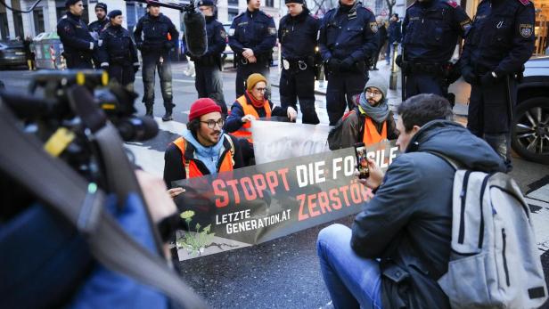 Klimaaktivisten starteten Blockadewelle vor Wiener Schulen