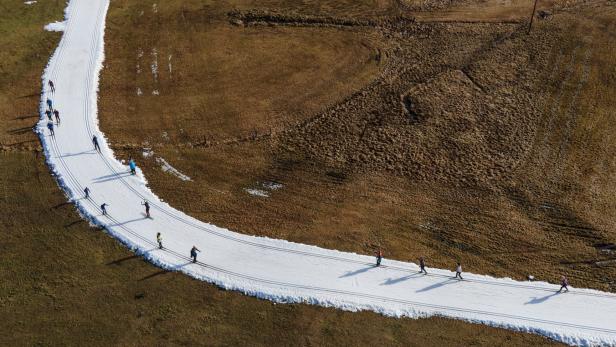 Ein mit einer Drohne aufgenommenes Bild (6. Jänner 2023) zeigt Langläufer, die sich auf der Langlaufloipe in Ramsau am Dachstein bewegen. Länder in ganz Europa erleben diesen Jänner rekordverdächtig hohe Temperaturen. Mindestens acht europäische Länder haben ihre wärmsten Januartage aller Zeiten verzeichnet.