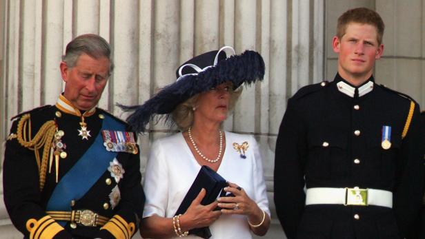 Offene Verachtung für Camilla: Harry beschreibt Stiefmutter als "gefährlich"