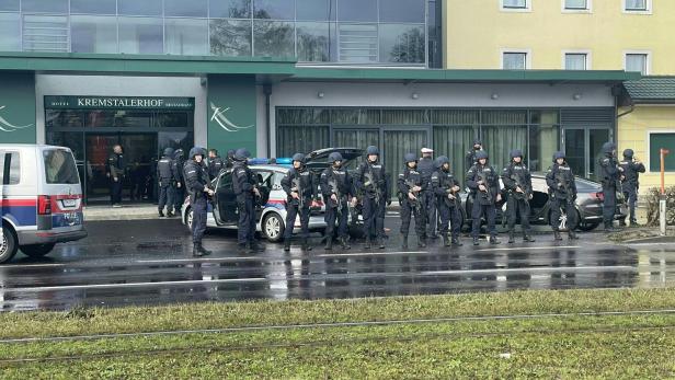 Video: Täter in Linz mit gestohlenem Sturmgewehr auf Flucht verhaftet