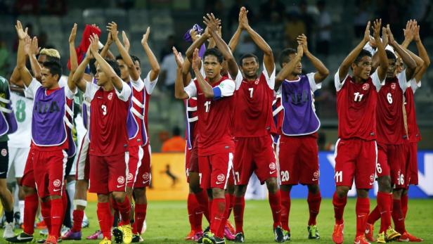 Tahiti&#039;s players applaud the crowd after their Confederations Cup Group B soccer match against Nigeria at the Estadio Mineirao in Belo Horizonte June 17, 2013. REUTERS/Kai Pfaffenbach (BRAZIL - Tags: SPORT SOCCER)