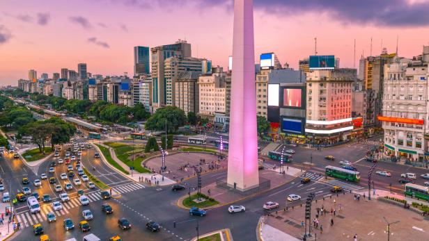 Die Avenida 9 de Julio ist eine der Hauptverkehrsadern in Buenos Aires – und eine der breitesten Straßen der Welt.