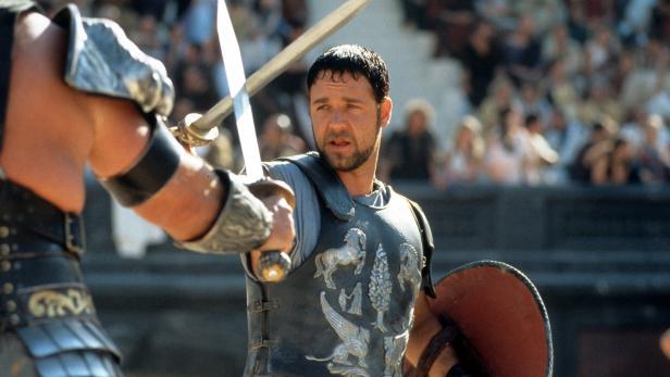 Russell Crowe als Maximus im Film „Gladiator“ mit Schwert und Schild.