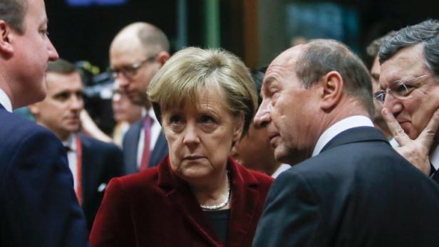 Sanktionen oder keine Sanktionen – ohne sie geht gar nichts in Europa: Die deutsche Kanzlerin Angela Merkel, umringt von Großbritanniens David Cameron, Rumäniens Traian Basescu und EU-Kommissionspräsident Jose Manuel Barroso.