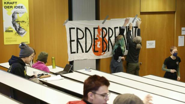 ERDE BRENNT: STUDIERENDE BESETZEN HÖRSAAL DER UNIVERSITÄT GRAZ