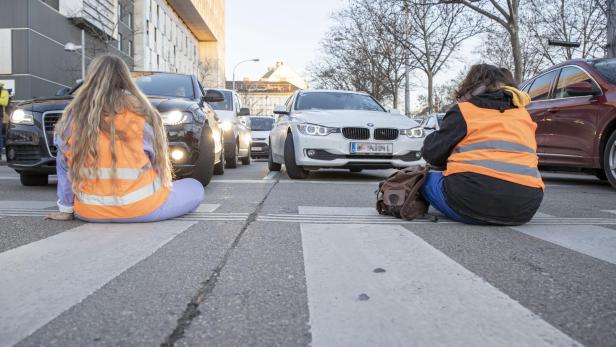 "Letzte Generation" startet neue Verkehrsstörwelle in Wien