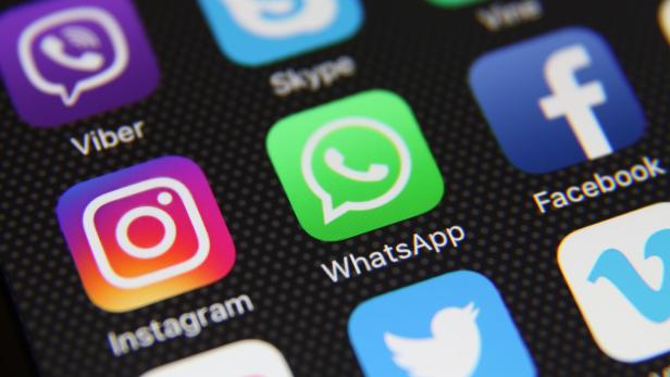 Nahaufnahme eines Smartphone-Bildschirms mit Icons verschiedener Apps wie WhatsApp, Instagram und Facebook.