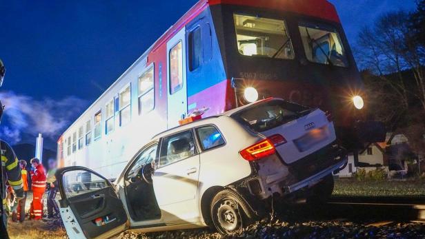 Auto von Zug auf Bahnübergang erfasst, Lenker schwer verletzt