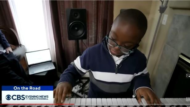 Der elfjährige Kofie beim Üben auf dem Flügel. Er entdeckte von einem Tag auf den anderen sein Talent - und spielte ohne Notenkenntnis Melodien nach, die er zuvor gehört hatte.