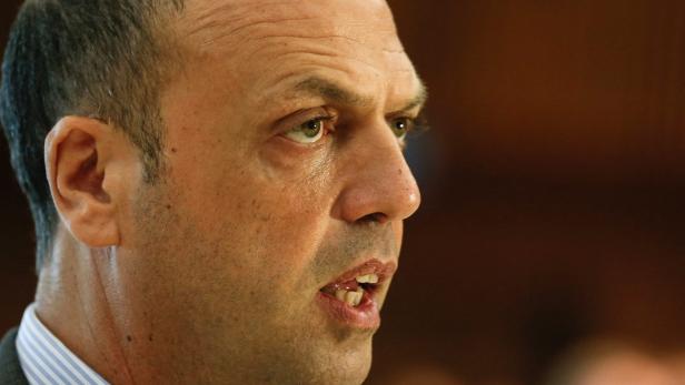 Ein Mann mit kurzen Haaren spricht, im Profil aufgenommen.