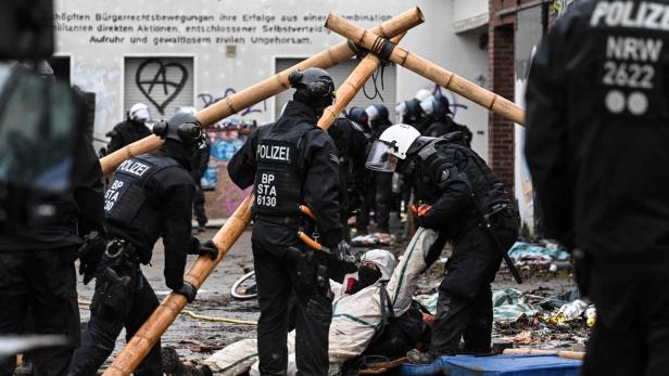 TOPSHOT-GERMANY-ENVIRONMENT-COAL-CLIMATE-DEMONSTRATION-POLICE