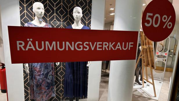 Ein Schaufenster von Betty Barclay mit einem großen „Räumungsverkauf“-Schild und 50% Rabatt.