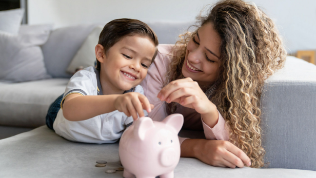 Mit Kindern sollte man schon früh über Geld sprechen. Sie verstehen früh erste finanzielle Zusammenhänge.