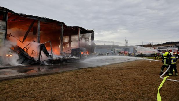 Tausende Liter Öl in Flammen: Brandinferno in NÖ ist unter Kontrolle