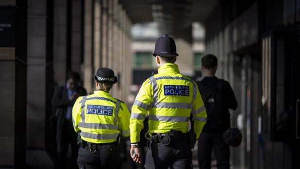 Schüsse in London verletzen siebenjähriges Mädchen und drei Frauen
