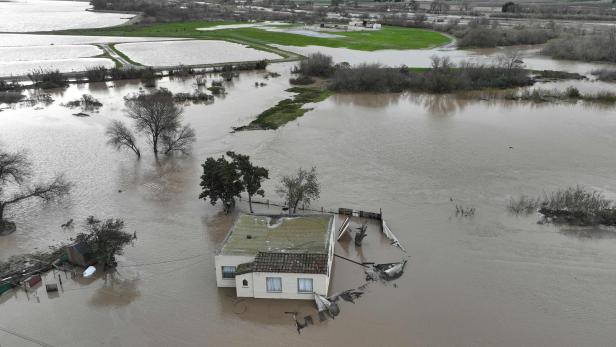 US-MULTIPLE-STORMS-BATTER-CALIFORNIA-WITH-FLOODING-RAINS