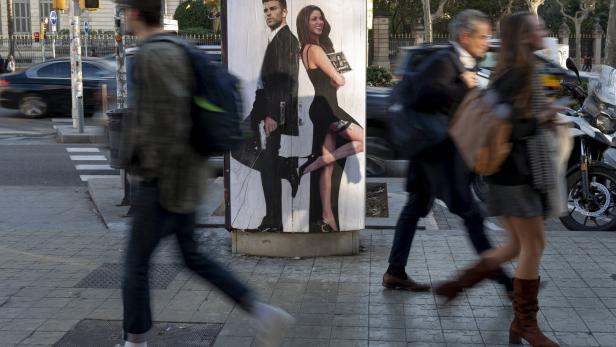Ein Street-Art-Plakat auf neben einem Gehsteigt zeigt Shakira und Piqué wie Angelina Jolie und Brad Pitt im Film "Mr. & Mrs. Smith"