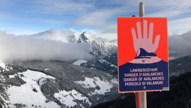 Ein Schild warnt vor hoher Lawinengefahr.