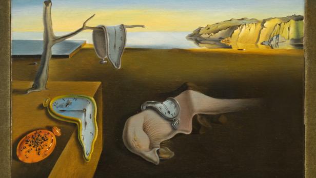 Salvador Dalís Gemälde „Die Beständigkeit der Erinnerung“ mit zerfließenden Uhren in einer surrealen Landschaft.