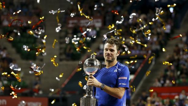 Stan Wawrinka hält eine Trophäe im Konfettiregen.