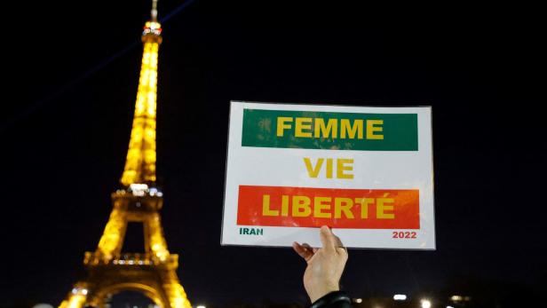 Slogans des iranischen Protests erstrahlen auf Pariser Eiffelturm