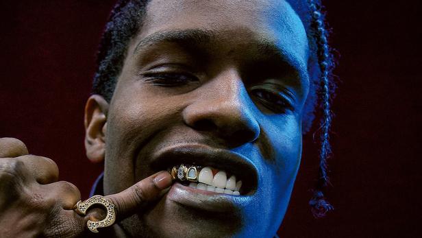 A$AP Rocky zeigt seinen Zahnschmuck und einen goldenen Ring.
