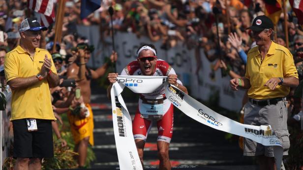 Jan Frodeno überquert die Ziellinie beim Ironman World Championship auf Hawaii.