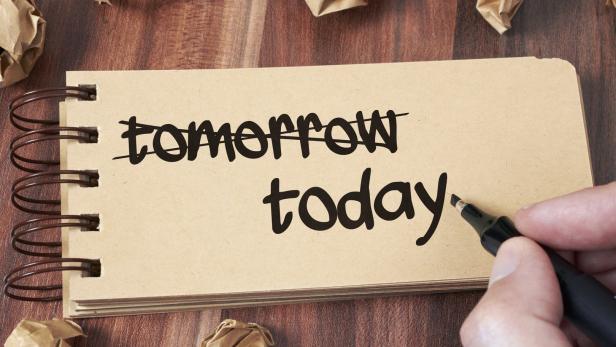 Auf einem Notizblock steht das Wort „Tomorrow“ durchgestrichen und darunter „Today“ geschrieben.