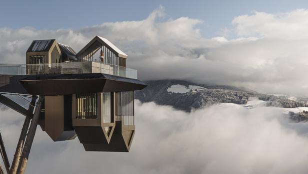 Ein modernes Gebäude scheint über den Wolken zu schweben.
