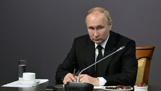 Selenskij fragt, ob Putin am Leben ist - Kreml antwortet