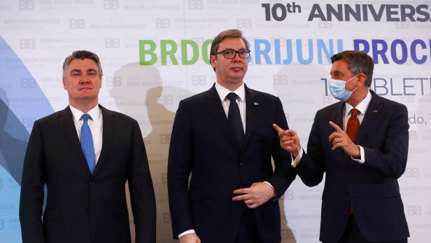 Aleksandar Vučić (Mi.) kann gehaltstechnisch nicht mit seinem kroatischen Kollegen Zoran Milanović (li.) mithalten. Der Slowene Borut Pahor ist hingegen gar nicht mehr im Amt.