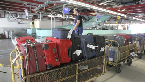 Aufgegebene Koffer verursachen der Fluggesellschaft Arbeit, dürfen also kosten.