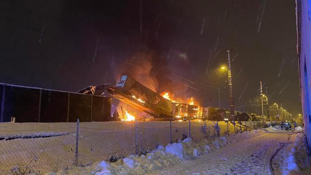 Zwei Verletzte bei Brand von zwei Güterzügen in Kärnten