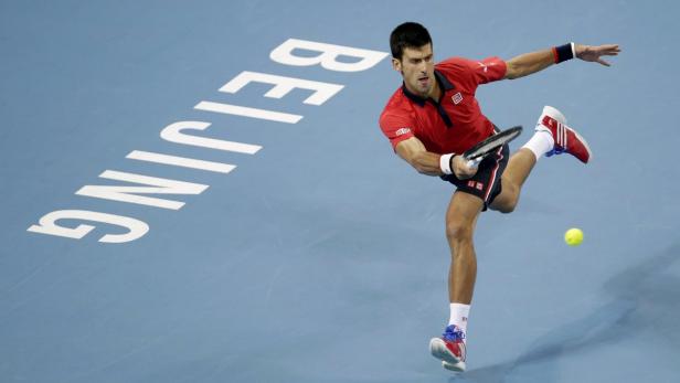 Novak Đoković schlägt einen Tennisball in Peking.