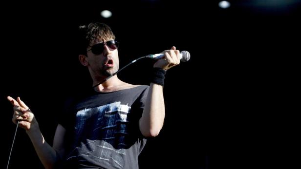 epa02251216 English singer of the Jamie Lidell, performing live at the first day of the SuperBock SuperRock Festival in Sesimbra, Portugal, 16 July 2010. The festival runs to 18 July. EPA/JOSE SENA GOULAO .