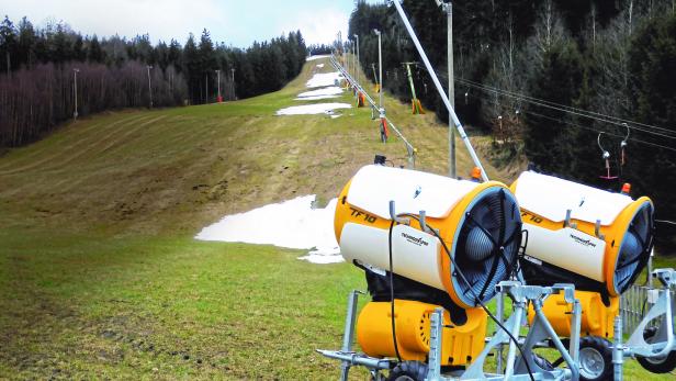 Da helfen auch die Schneekanonen nicht mehr: Der Skilift in Eberschwang steht still