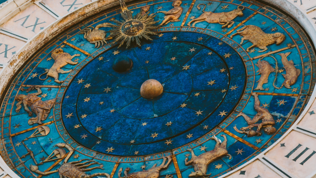 Detailansicht der astronomischen Uhr auf dem Markusplatz in Venedig mit Tierkreiszeichen.