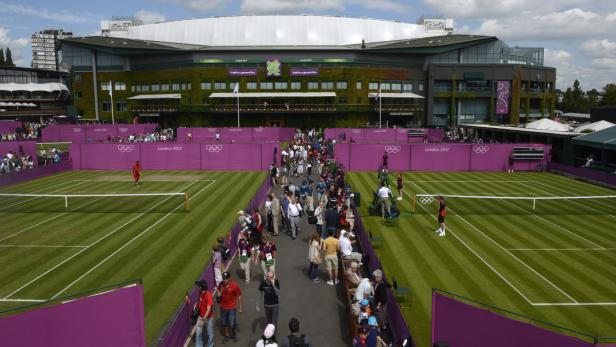 Wimbledon ist das einzige Grand-Slam-Turnier, bei dem noch auf Rasen gespielt wird. Ursprünglich wurde Tennis ausschließlich auf Rasen gespielt. Sand- und Hartplätze kamen erst viel später dazu.