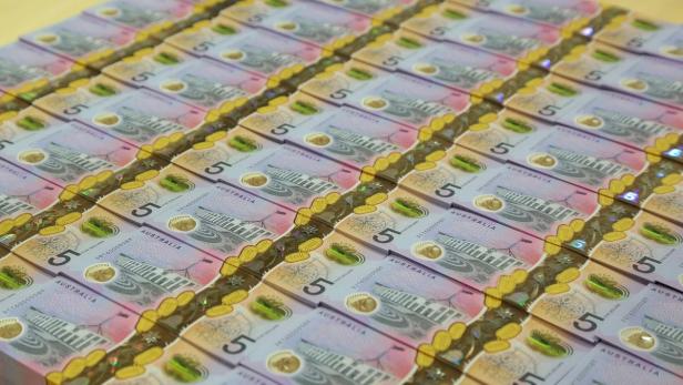 Viele australische Fünf-Dollar-Scheine liegen nebeneinander.