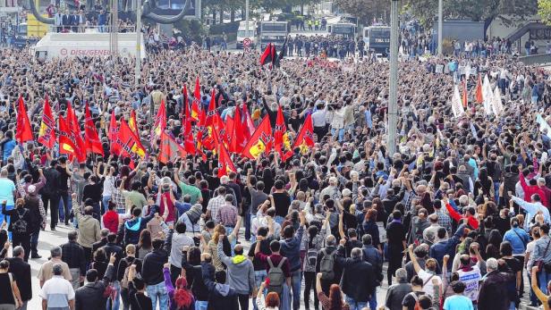 Ankara: Tausende Menschen demonstrierten am Tag nach dem schwersten Anschlag der türkischen Geschichte gegen die Regierung.