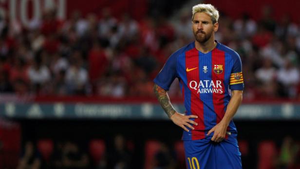 Lionel Messi im Trikot des FC Barcelona mit Kapitänsbinde.