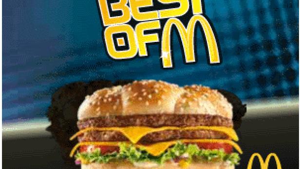 Ein doppelter Hamburger von McDonald's mit dem Schriftzug „Best of M“ im Hintergrund.