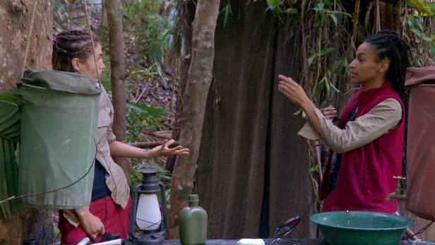Tessa und Cecilia diskutieren im Dschungel
