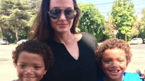 Video: Wie Angelina Jolie diese Kids überraschte