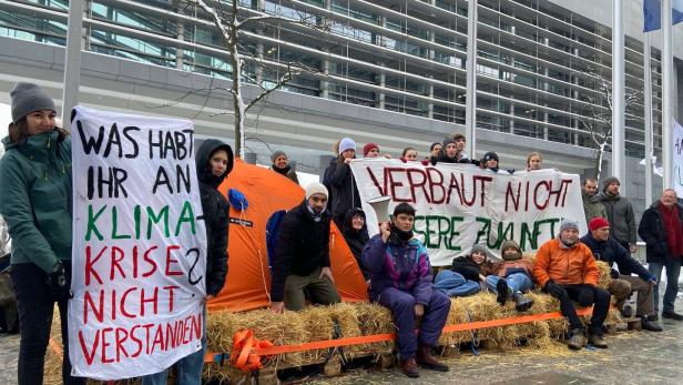 Klimaaktivisten schlagen ihre Zelte im Regierungsviertel in NÖ auf