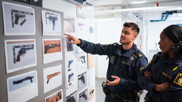 Bilder von beschlagnahmten Waffen in einem Stockholmer Vorort
