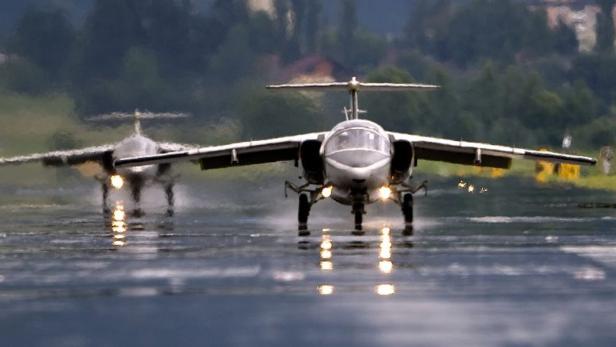 Zwei alte Saab-105 konnten das Passagierflugzeug stellen und nach Wien-Schwechat eskortieren.