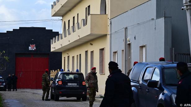 Carabinieri und Militär vor einem der Verstecke von Messina Denaro