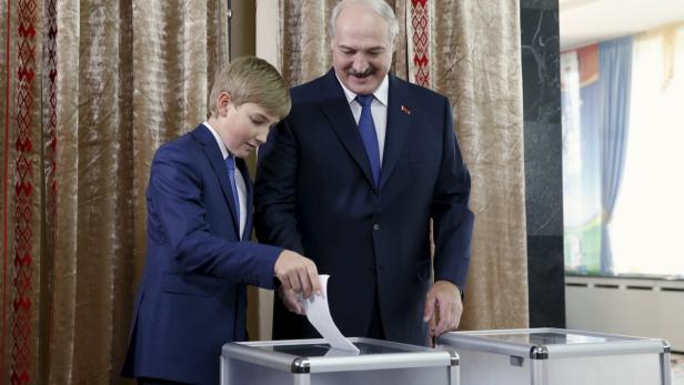 Diktator Lukaschenko und sein „Thronfolger“, Sohn Kolja (11)