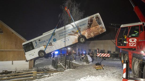 Feuerwehr Krems musste im Waldviertel einen Autobus bergen